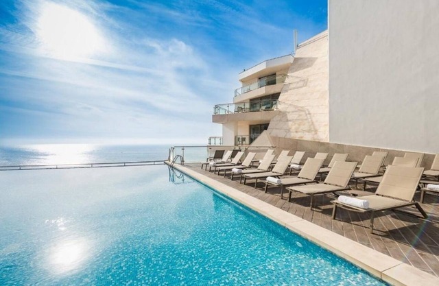 Sesimbra Oceanfront Hotel | Ocean View Suite | Indoor & Outdoor Pools