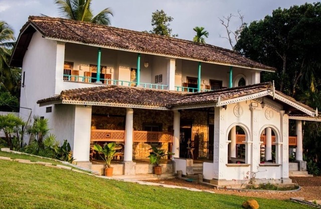 Set in Hikkaduwa, PRIVET Villa Kubura offers accommodation AS A ENTIRE VILLA