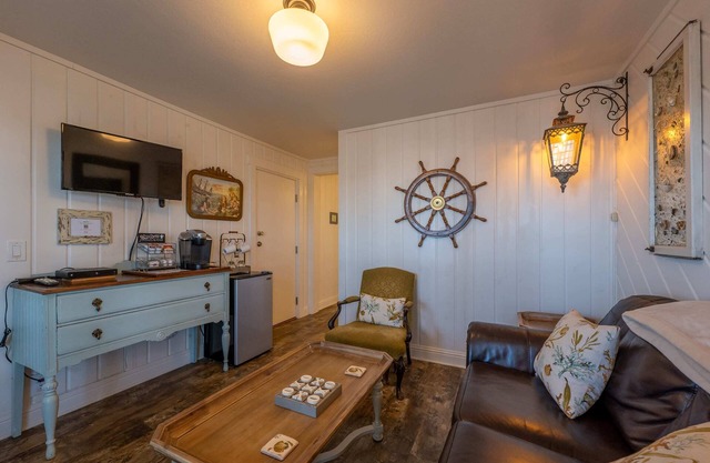 Set Sail Suite at Bandon Marina Inn