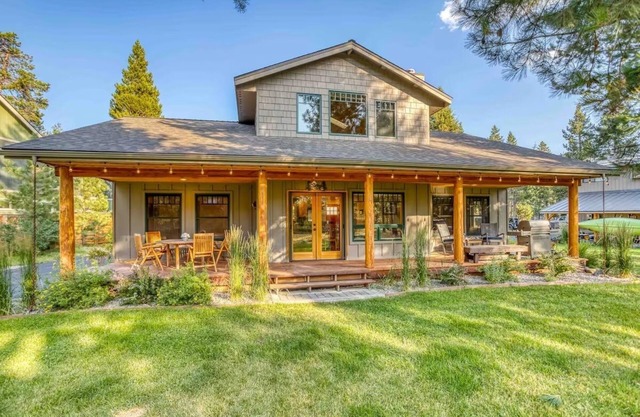 Settle Inn, Riverfront Sunriver Home, Hot Tub, Pet Friendly