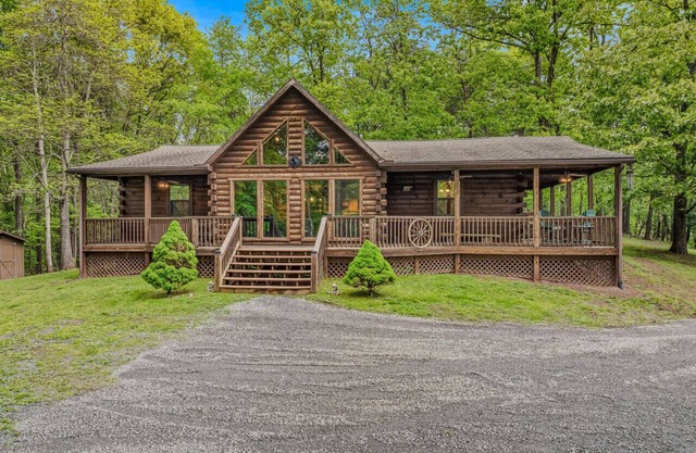 Seventh Heaven - pet friendly, hot tub, wifi, kid's loft, wifi, grill, king bed