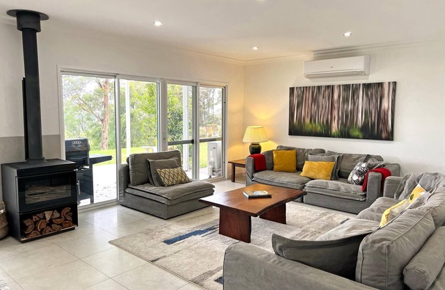 Shadforth Rise: Peaceful modern haven, Inlet views