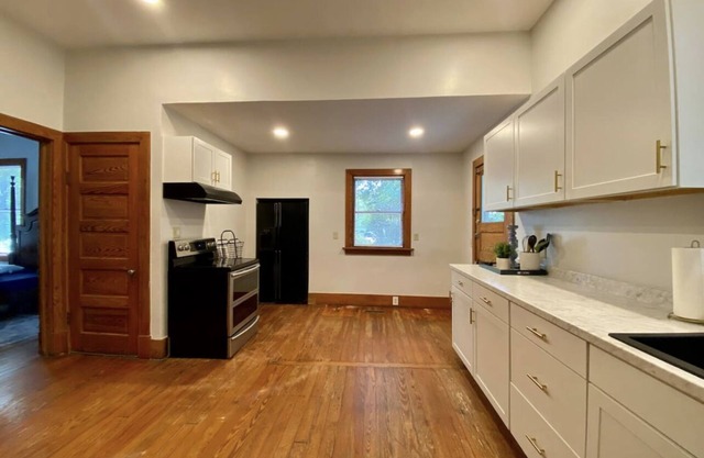 Shadow Dawn | Lovely Historic Southern Home | Sleeps 6!