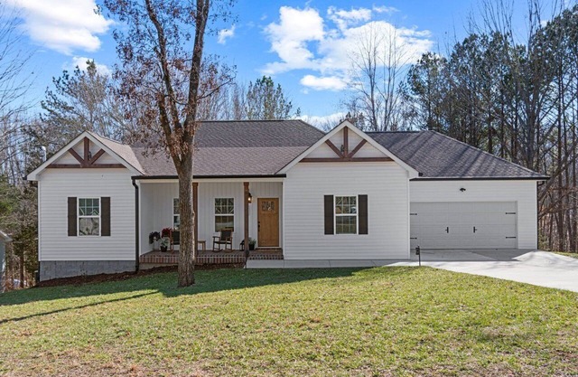 Shady Cove Retreat-Beautifully Decorated with Fire Pit