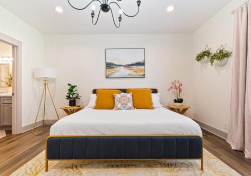 Shady Cove Retreat With Peaceful Views Firepit with Marina and Lake Access Nearby