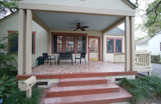 Shady Oaks 4 bedroom Compound! 25 min walk to Tiger Stadium!