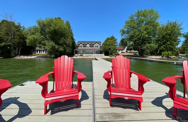 Shallow Beach Lakefront Cottage perfect with Kayak, Firepit, BBQ + Playground