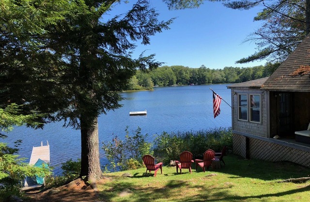 Shangri-la: Beautiful Lakefront Cottage on Private Lake