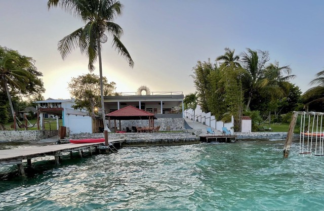 Shared house on the shore of the Bacalar lagoon with 3 rooms for 10 people