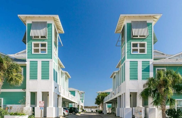 Shared Pool and Hot Tub, Garage, Golf Cart Access, Pet Friendly