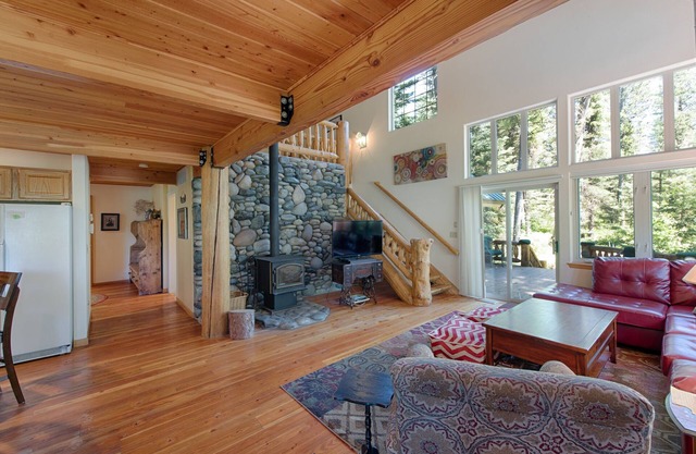 Sharlies Nest - Second Tier Lake Home - Neighborhood Private Shoreline Access