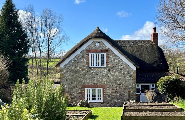 Shedrick Cottage - sleeps 6 guests in 3 bedrooms