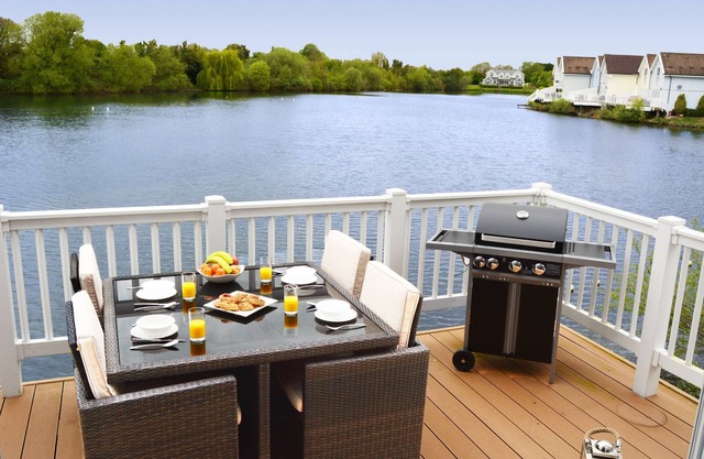 Shelduck Lodge - Pet-friendly Cotswold Lake House