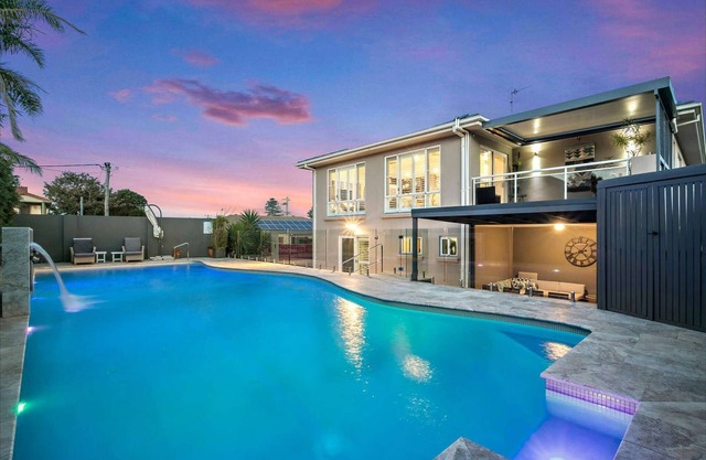 Shellharbour - 4 bedroom house with large pool, walk to beach & Village Cafes