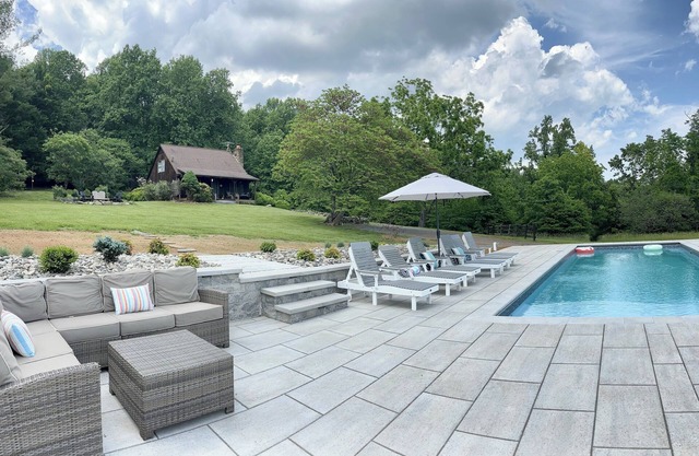 Shenandoah cabin with 4 bedrooms, heated saltwater pool and beautiful views