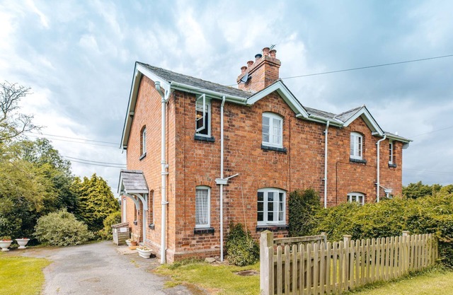 SHEPHERD'S COTTAGE, pet friendly, with open fire in Bridgnorth