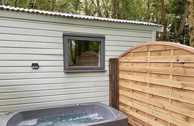 Shepherds' Hut for Two Florence Near Longleat With Hot Tub