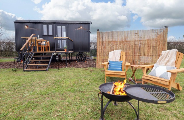 SHEPHERDS HUT - OAK, pet friendly, with hot tub in Lincoln