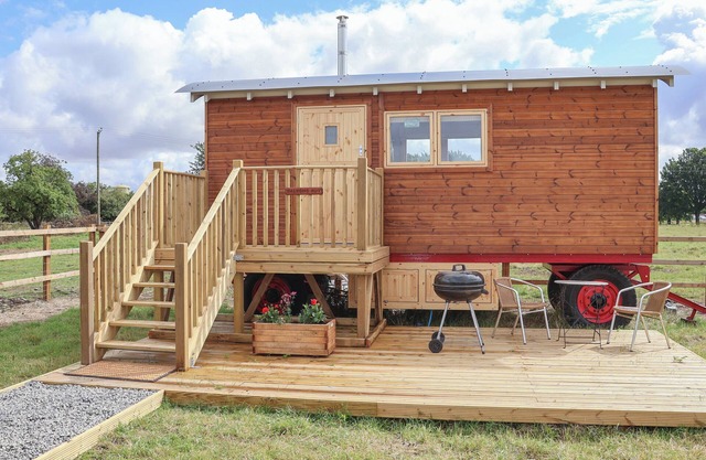 SHEPHERDS HUT, pet friendly, with open fire in Scunthorpe
