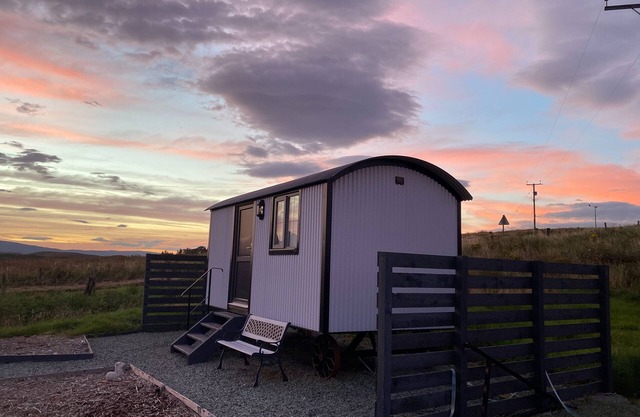 SHEPHERDS HUT, romantic, character holiday cottage in Dunvegan