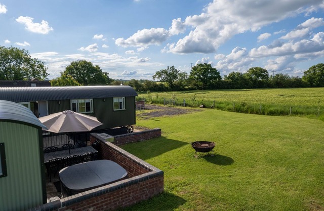 Shepherds View at Oaks Barn Farm with optional salt water hot tub nr Stratford.