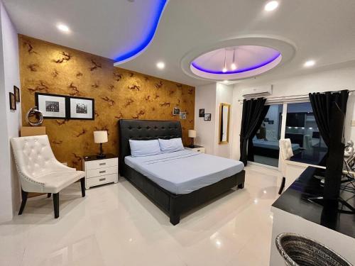 Sheryll Escapes - Kandi Palace Grand 2 BR! Housekeeping, Internet!