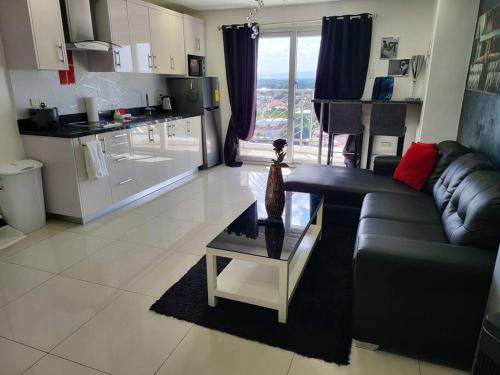 Sheryll Escapes - Kandi Tower 3 premium loft 1BR on 8th floor with 2CR & 2 balconies