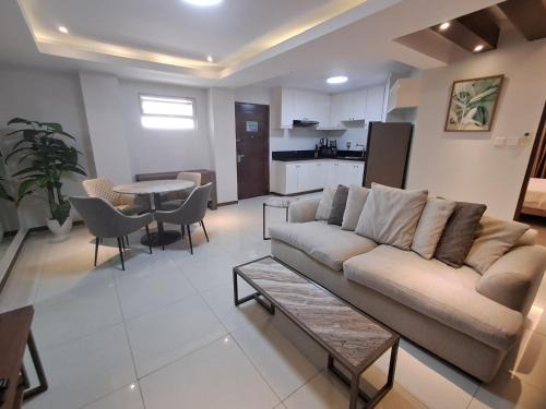 Sheryll Escapes - La Grande1 BR 304 with balcony, Netflix & WiFi