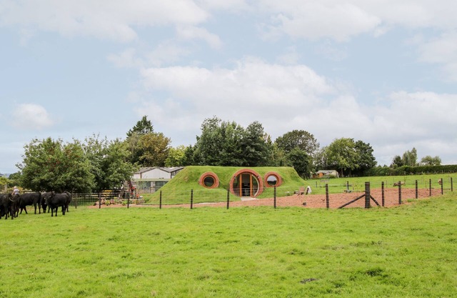 SHIRE'S END, romantic, with a garden in Little Hereford