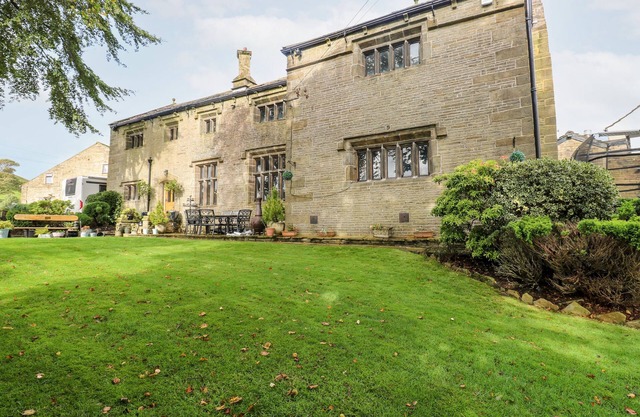 SHORE HALL, pet friendly, character holiday cottage in Hebden Bridge