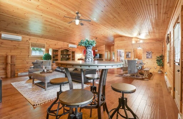 Shoreline Shadows Log Cabin with NEW Hot Tub!