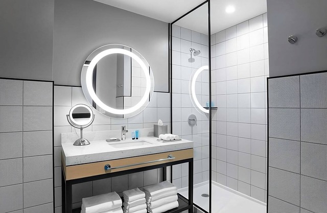 Short Drive to Shark Reef Aquarium! 4 Large Units w/City View, Parking!