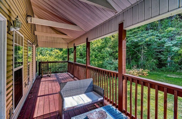 Short walk to Parkway. 2BR Chalet on Mill Creek