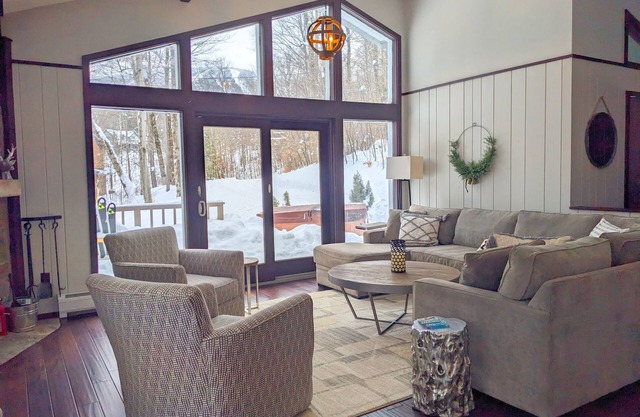 Shuttle to Village/lifts! .5 miles to base! Cozy Chalet!