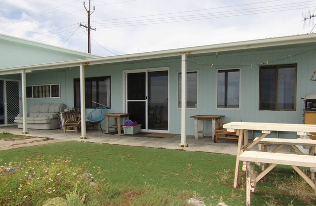 Sibly's ~ Absolute beachfront shack *OFF PEAK SPECIALS*
