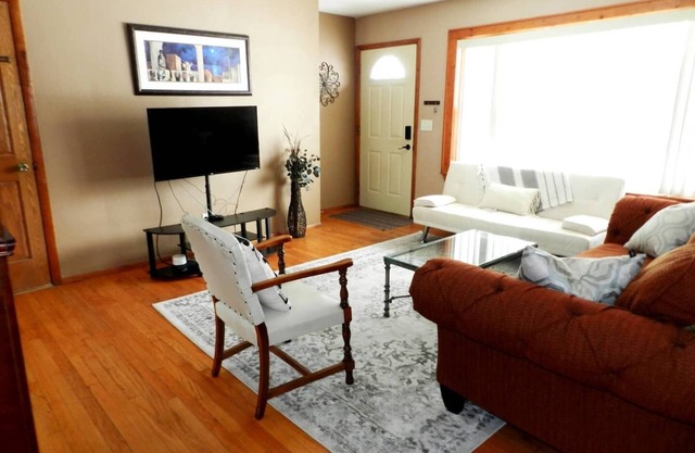Side A-Convenient and comfortable home near waterfront-