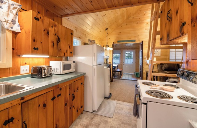 Side by Side Cabins on Lake with Private Beach near Acadia National Parknn