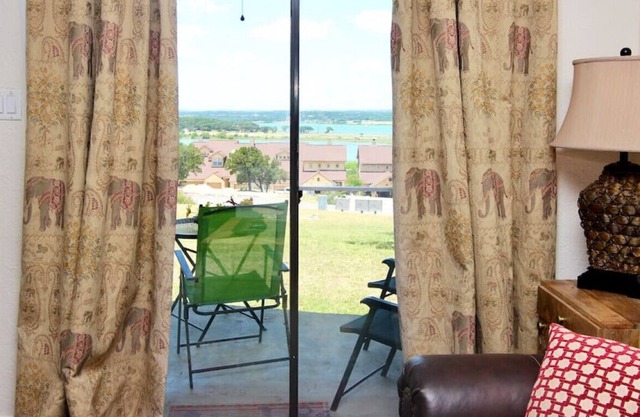 Sierra Bella | Sleeps 4 | Near Canyon Lake | WiFi