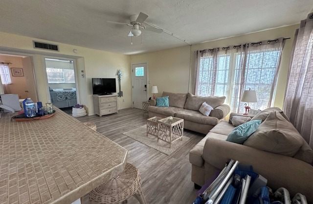 Siesta Key 2 BR 1BA less than 1000 ft from Beach-“GEM”-Barefoot Bungalows