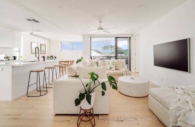 SILK | New Modern Condo 400m to the Beach