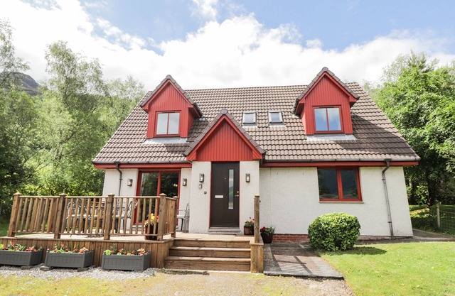 SILVER BIRCH LODGE, pet friendly, character holiday cottage in Dornie