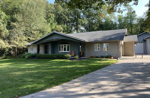 Silver Lake Wautoma - 3700 sq ft private home - sleeps 15, 4 bed, 3.5 bath