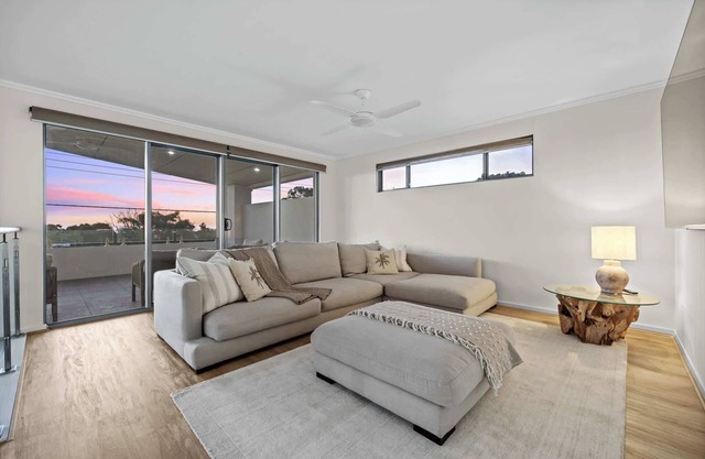 Silver Sands Sanctuary - 6BR Beachside Luxury