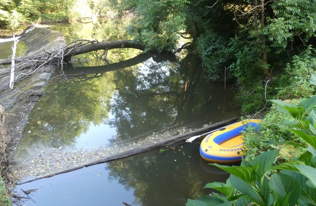 Simple escape to nature, rustic family retreat in river valley in France, YES!