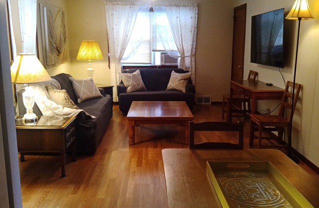 Simple Stay for Family and Friends, 2-bedroom upstairs apartment in Boardman.