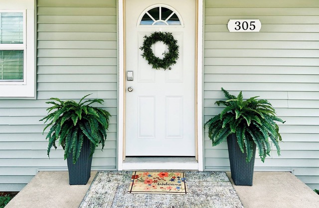 Simply Salem Cottage - King beds - Dog Friendly!