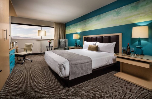 Sin City Getaway! 4 Contemporary Accommodations, City View, Pool, Free Parking!