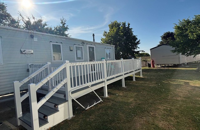 Singh&Leite Family caravan for 10 people with 2toilets and lovely Decking
