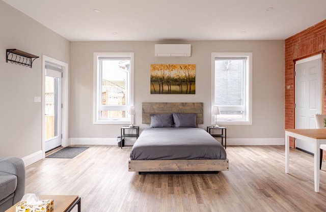 Single Bachelor unit en-suite Across from Google