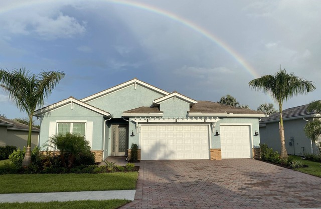 SINGLE FAMILY HOME IN DESIRABLE NAPLES RESERVE